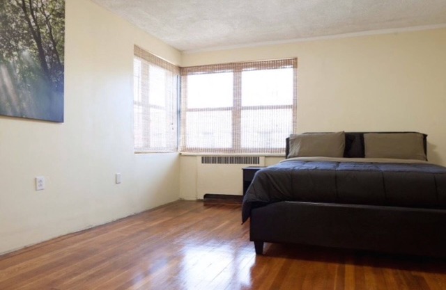 Bronx Home - 30 minutes from midtown Manhattan!