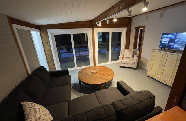 Brookside Hideaway, Brook Road Inn