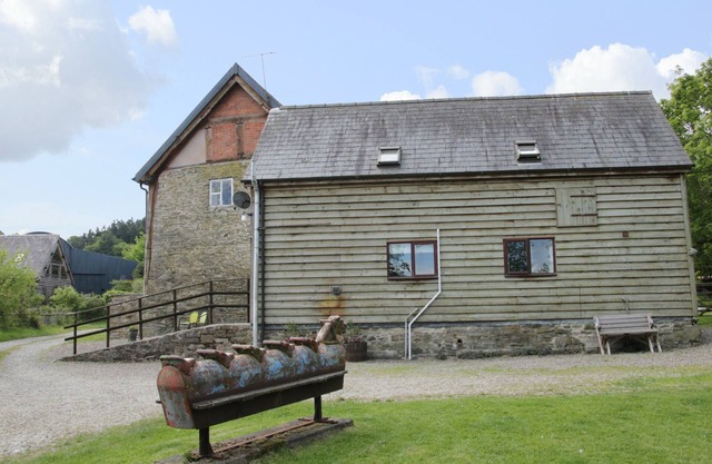 BROUGHTON STABLES, pet friendly, with a garden in Bishop's Castle
