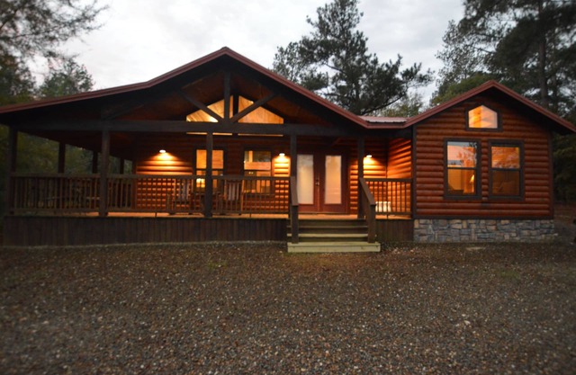 Buck-Eye Hollow 2 bedroom, 2 bath, fire pit, hot tub!