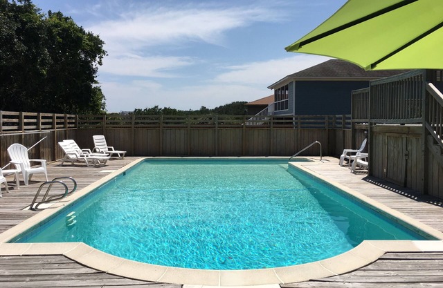 BUCKEYE BEACH INN! LOCATED ON GOLF COURSE, LARGE POOL, 5 MINUTES TO BEACH!