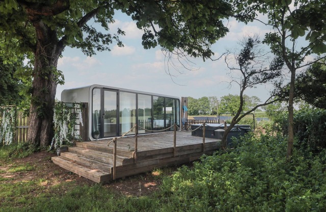 BUCKLAND HOUSE POD, pet friendly, with hot tub in Taunton