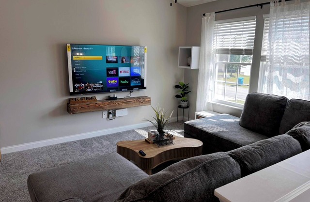 Bud's Place: Family Friendly Spacious 5-bedroom 3 bath house with 3 KING BEDS