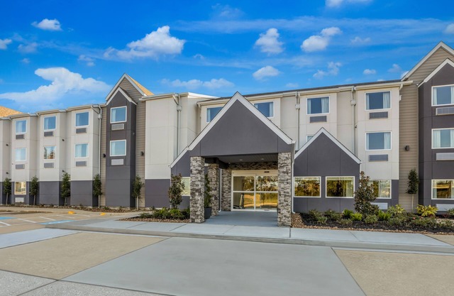 Budget Lodging in Sulphur: Parking Available Onsite, Pets Stays FREE!