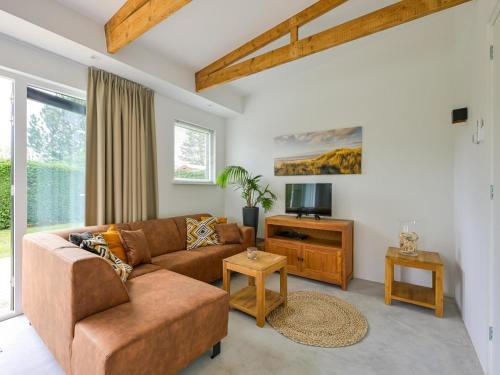 Bungalow in Eureka with Spacious Garden