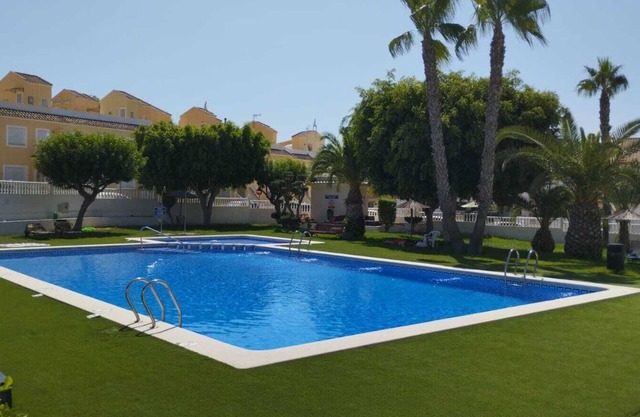 Bungalow with pool, private patio of 17m2 and terrace (Playa del Carabassi)