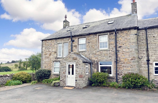 BUSH NOOK HOUSE, pet friendly, with hot tub in Brampton, Cumbria