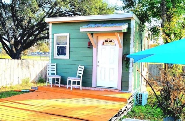 BUZZ into a San Antonio Tiny Home! 😳 144 sqft!