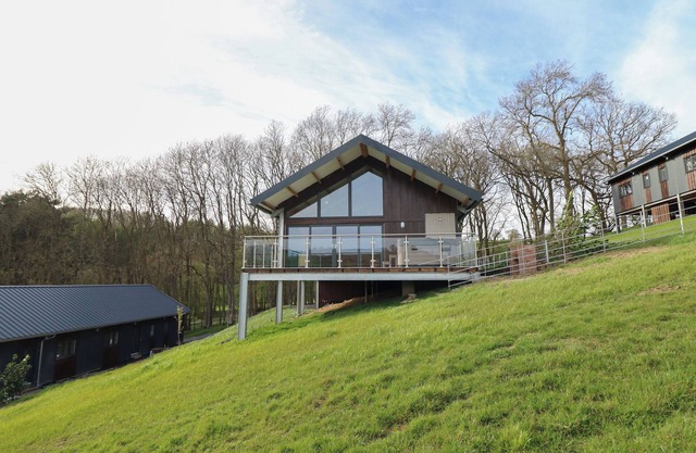 BWNCATH, pet friendly, character holiday cottage in Garthmyl