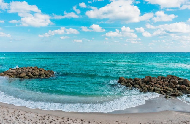 BY THE SEA VACATION VILLAS 2 BED/POOL/TWO BLOCKS TO BEACH/DESIGNER FURNISHED