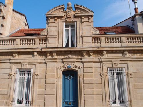 C'est une maison bleue - a blue lodge in Bordeaux
