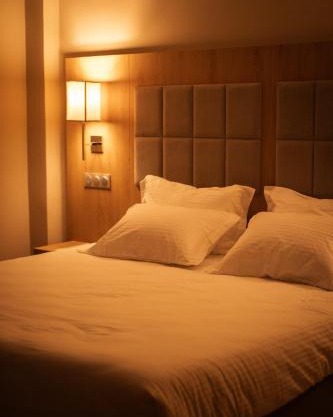 C un petit hotel avec 16 chambre et 3 suite et un restaurant et une cafétéria