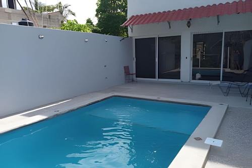 C12 · Casa 2 niveles, alberca y vista al manglar