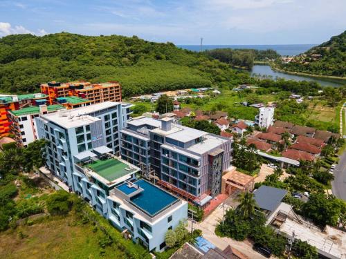 C126 Walk to Beach Global & Local Eats Pool & Gym