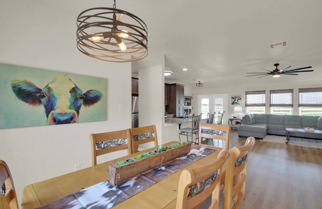 Caühaüs (Cow House) in Taylor TX