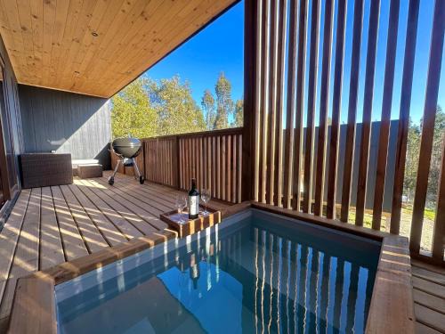 Cabaña en el bosque con tinaja privada