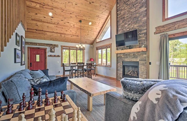 Cabin 1 Mi to Sand Valley, 1 Block to Beach