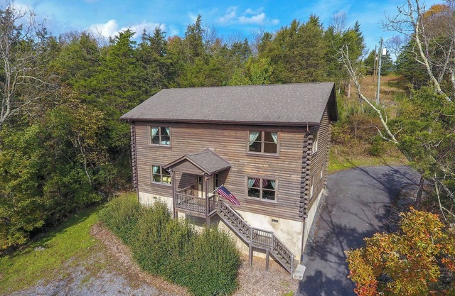 Cabin 80, Luxury 6 bedroom 3 bath Cabin minutes from Downtown Lexington!