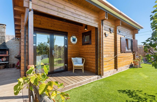 Cabin 'Casa Em Madeira Com Jardim Privado' with Private Terrace, Private Garden and Wi-Fi