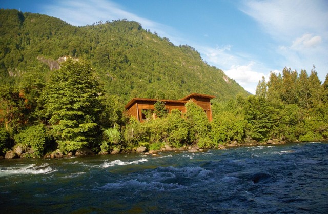 Cabin in Coñaripe on the riverbank