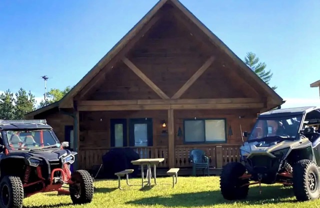 Cabin- no cleaning fees: Cranberry Fest, waterparks, trail riding for utv/atv