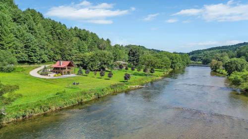 Cabin on New River, Fire Pit, Dogs OK, Hot Tub with VIEWS - Sleeps 10