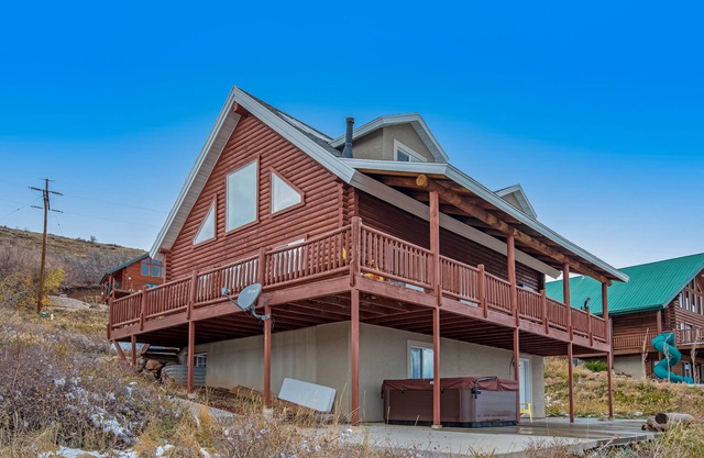 Cabin w/Scenic Views, W/D, Central AC, WiFi, Deck, Ping-Pong, and Gas Grill