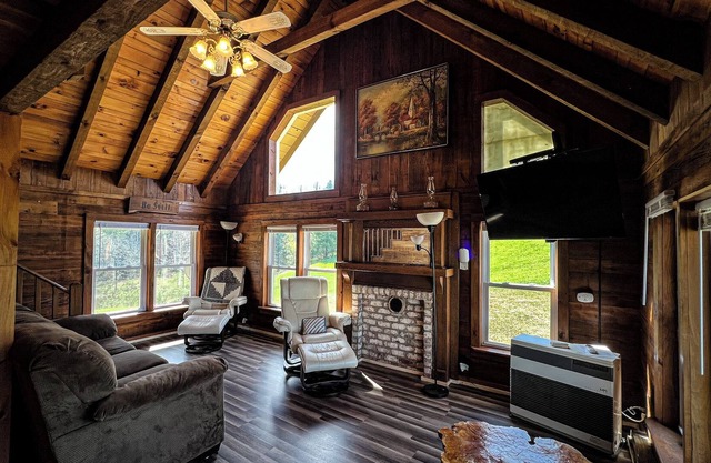 Cabin w/ Views/Pond/Foosball Table by Camp Cheerio