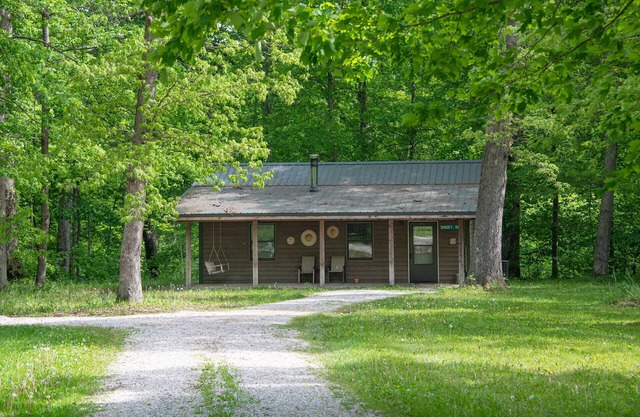 Cabin with Kitchen, Whirlpool Tub & Bonfire Pit Near Starved Rock State Park