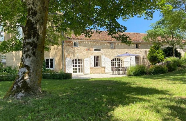 Cahors - Lot - Les Lumières du Causse - Domaine en pierres blanches avec vue sur les causses