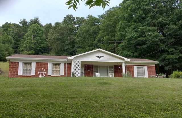 Calling All Outdoor Enthusiasts! Enjoy The Splendor Of The Virginia Mountains.