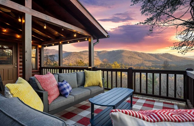 Camp Wildgrove - 4 Br with Hot Tub~ Sauna ~Views