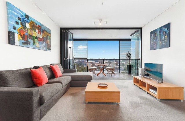 Camperdown 1 bdrm with car park, gym & pool