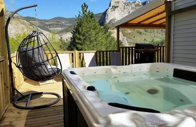 Camping les Princes d'Orange* - Cottage Espace Prestige + Comfort 4 rooms 6 people Air-conditioned + Jacuzzi + TV + Plancha