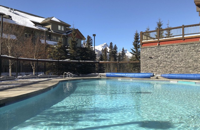 Canmore Escape 1 Bedroom Condo. Swimming Pool and Hot Tubs.