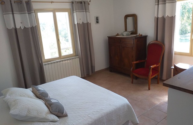 Cante Grillet en provence au pied du Luberon LACOSTE (84480) Chambre NAIS