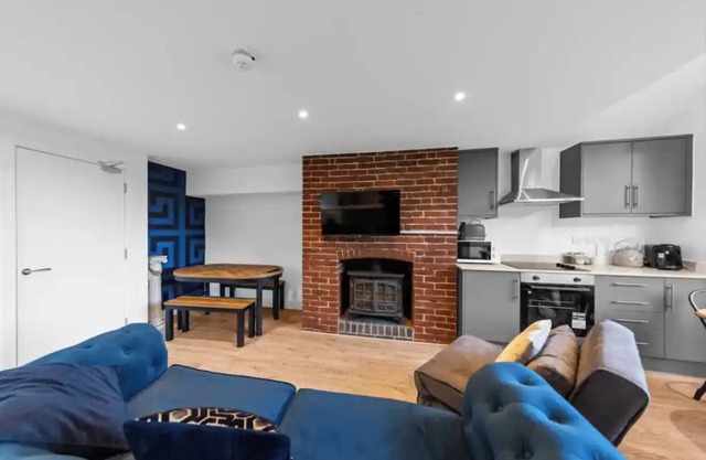 Canterbury Castle Lodge - 8 Bedroom Retreat