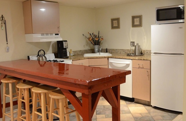 Cap Hill: Large Urban/Luxe Studio. Sleeps 1-4, Walk to Capital, Union Station
