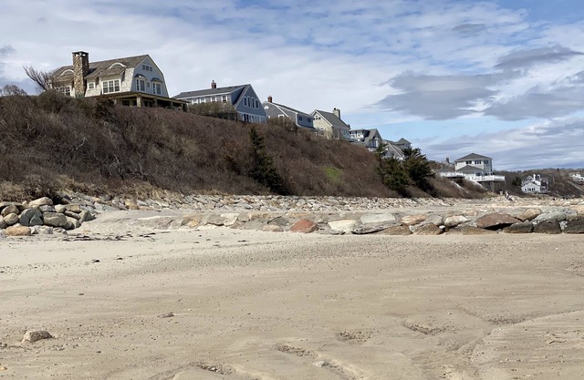 Cape Cod Studio with Kitchen. Very to close to beach! No bridge!