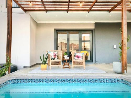 Cape Winelands Mountain View Getaway