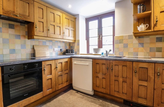 CAPEL SOAR, character holiday cottage, with open fire in Dolgellau