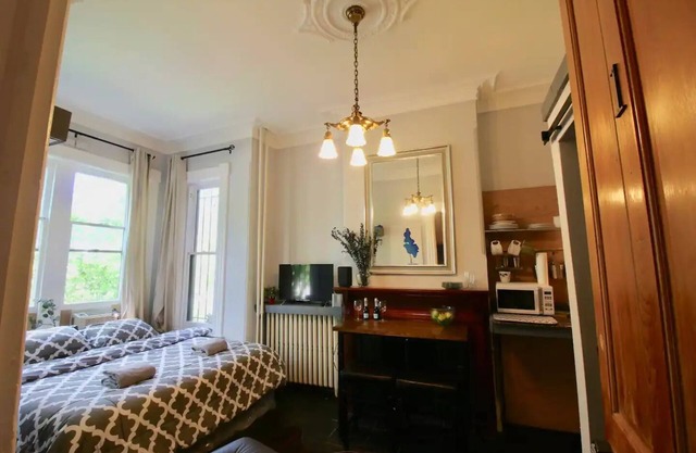 Capitol Hill Studio, near Capitol, Supreme Court, Eastern Market, Free Parking