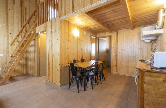 Caravan 'Bungalow 2' with Mountain View, Wi-Fi and Air Conditioning