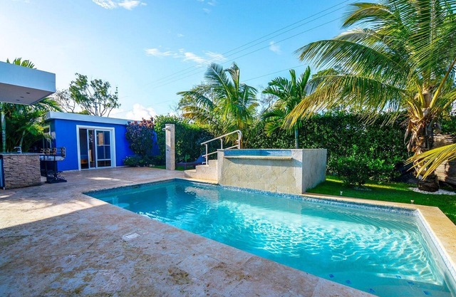 Caribbean complex with 6 bedrooms, 2 pools, free shuttle van, AC/WiFi/Cable TV