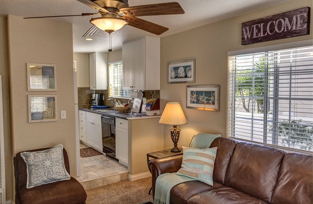 Carlsbad Beach Cottage - 1/2 block to Sandy Beach & near Legolandn