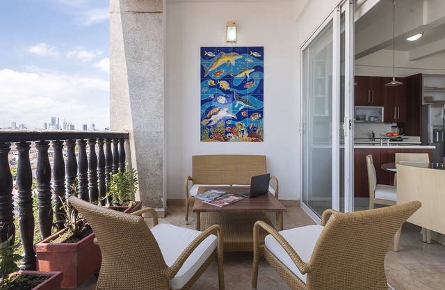 Cartagena Apartment: Luxury Colonial Oasis