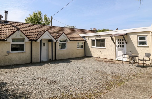 CARTREF, family friendly, with hot tub in Rhosneigr