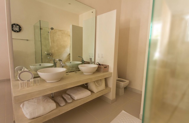 Casa-22: 6 Suites, Pool & Chef Service,Steps from Beach,AC, Wifi, Maid, Security