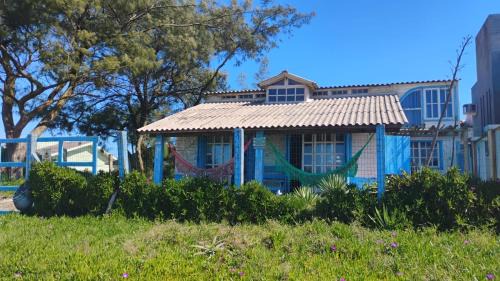 Casa beiramar, vista mar e pinheiros, pé na areia