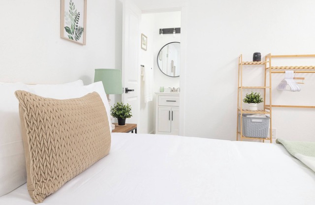 Casa Bohemia - 5 Star Location - Convenience and Comfort - Free L2 EV Charging